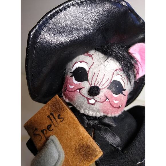 Annalee Witch Mouse Artist Doll Halloween 2020 Spells Book 7in - Picture 2 of 4
